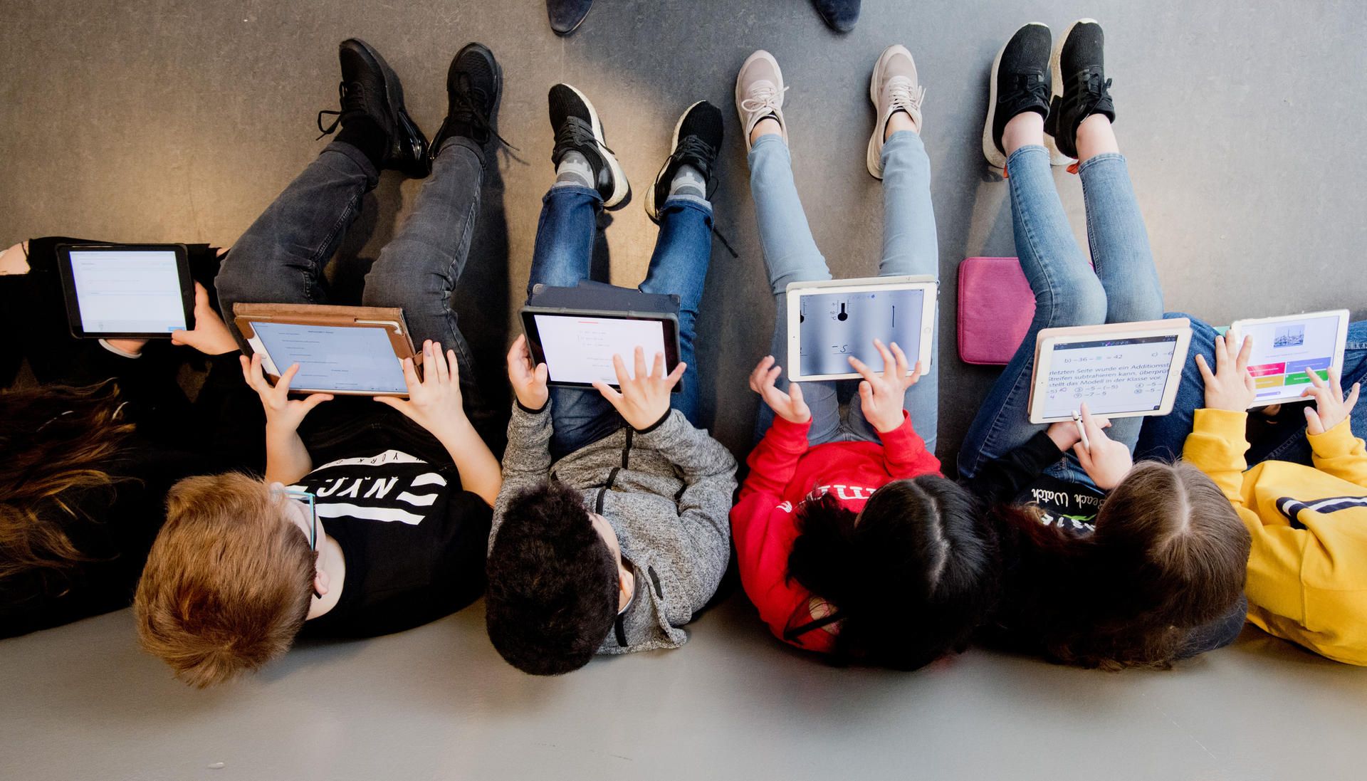 Schüler an I-Pads.