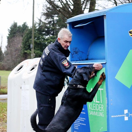 Altkleidercontainer Polizei Symbol