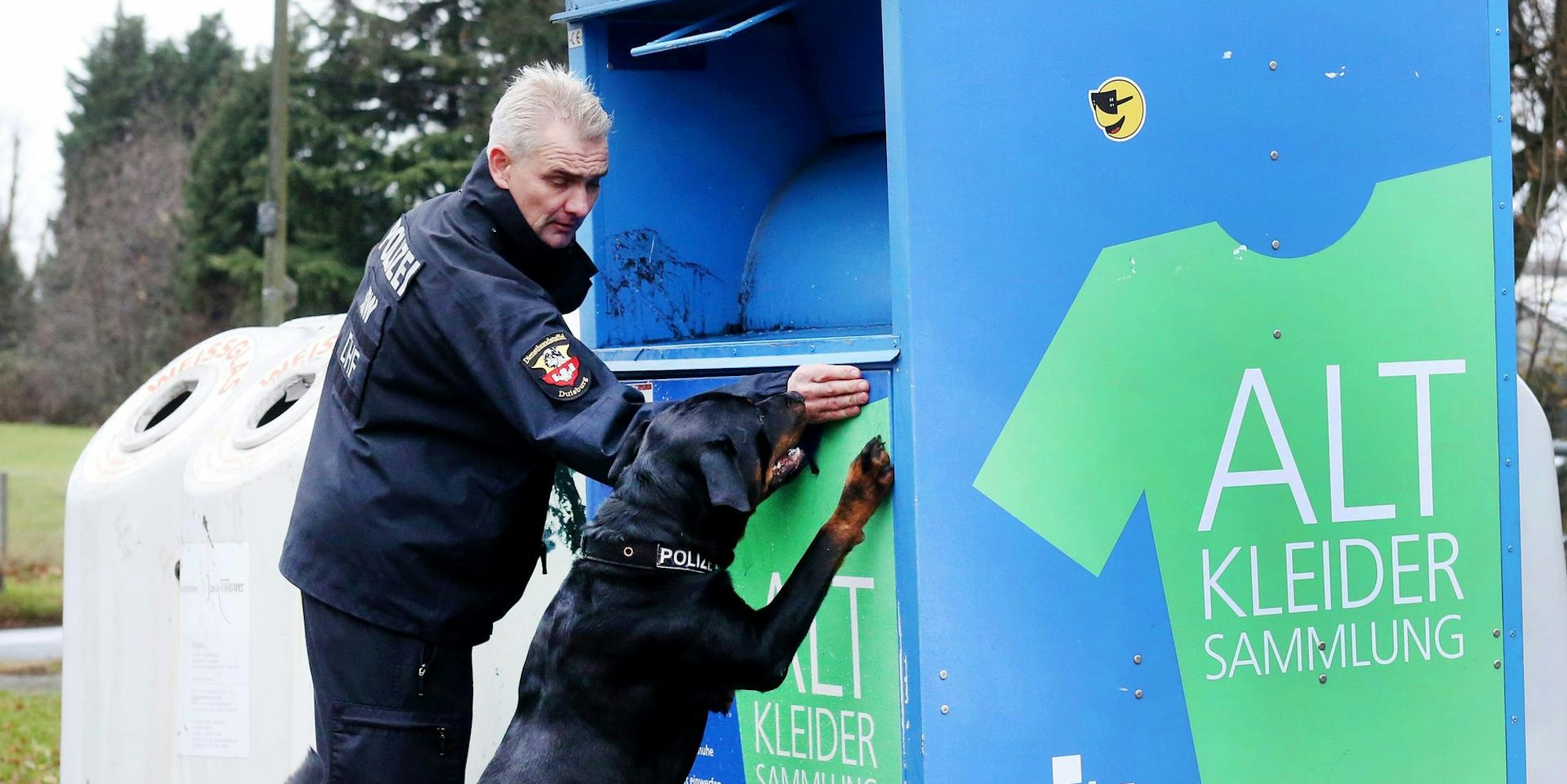Altkleidercontainer Polizei Symbol