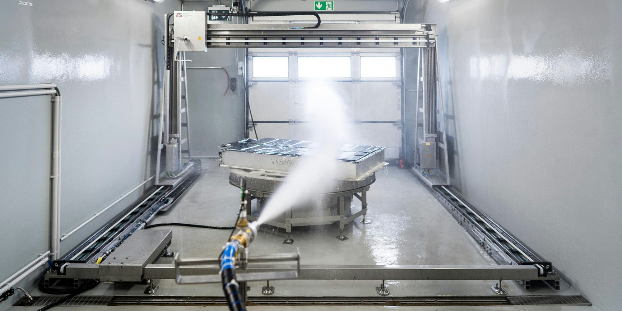 TUV-Rheinland-Batterieprufung-Aachen-IP-Schutzartprufung-gegen-Wasser-scaled