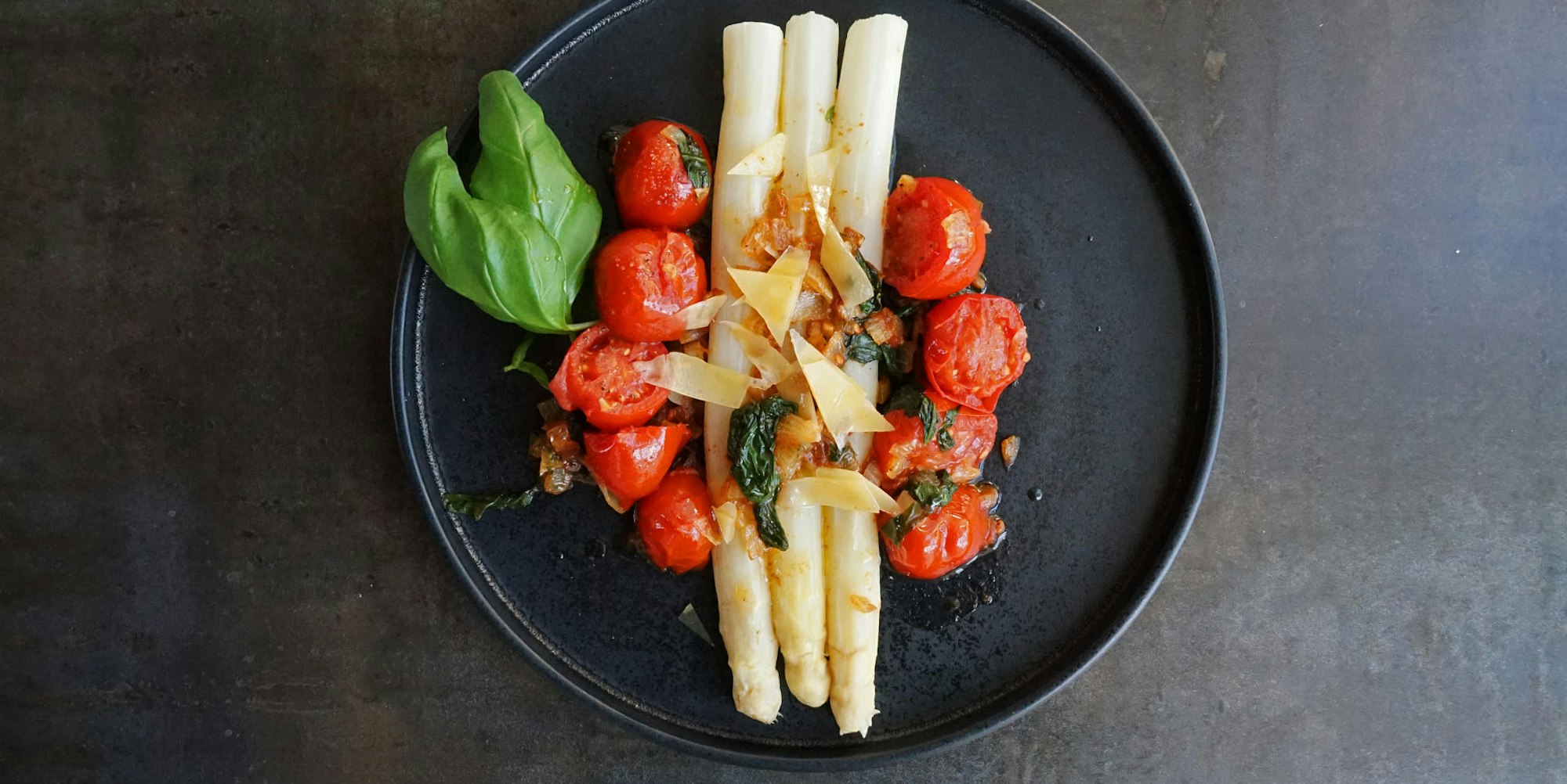 Spargel_mit_geschmorten tomaten