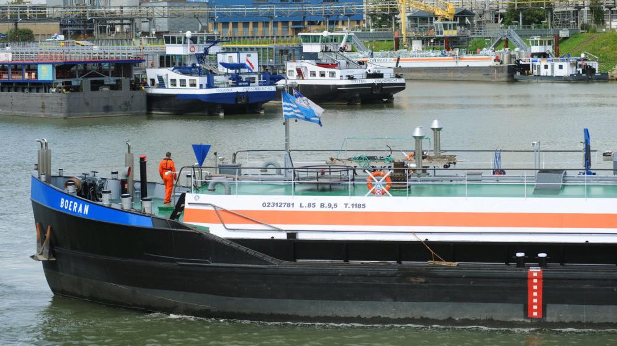 Schiff fährt durch einen Hafen