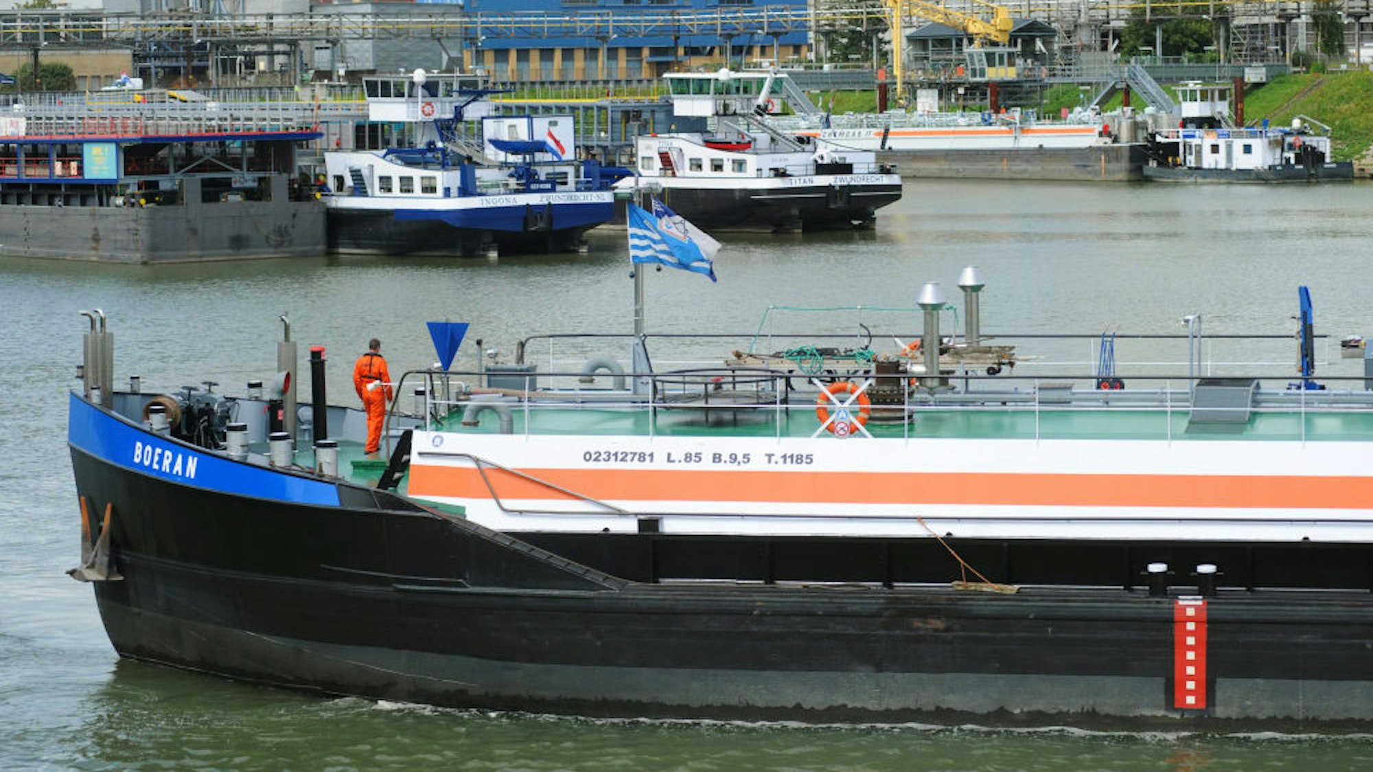 Schiff fährt durch einen Hafen