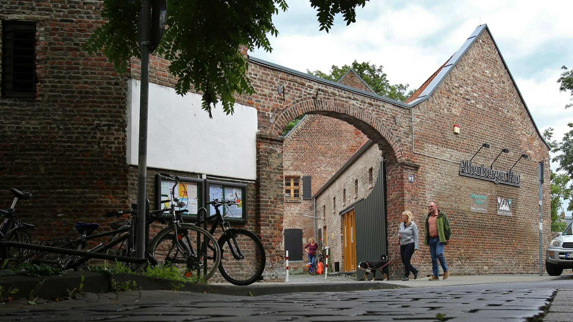 Blick von der Straße auf den Altenberger Hof