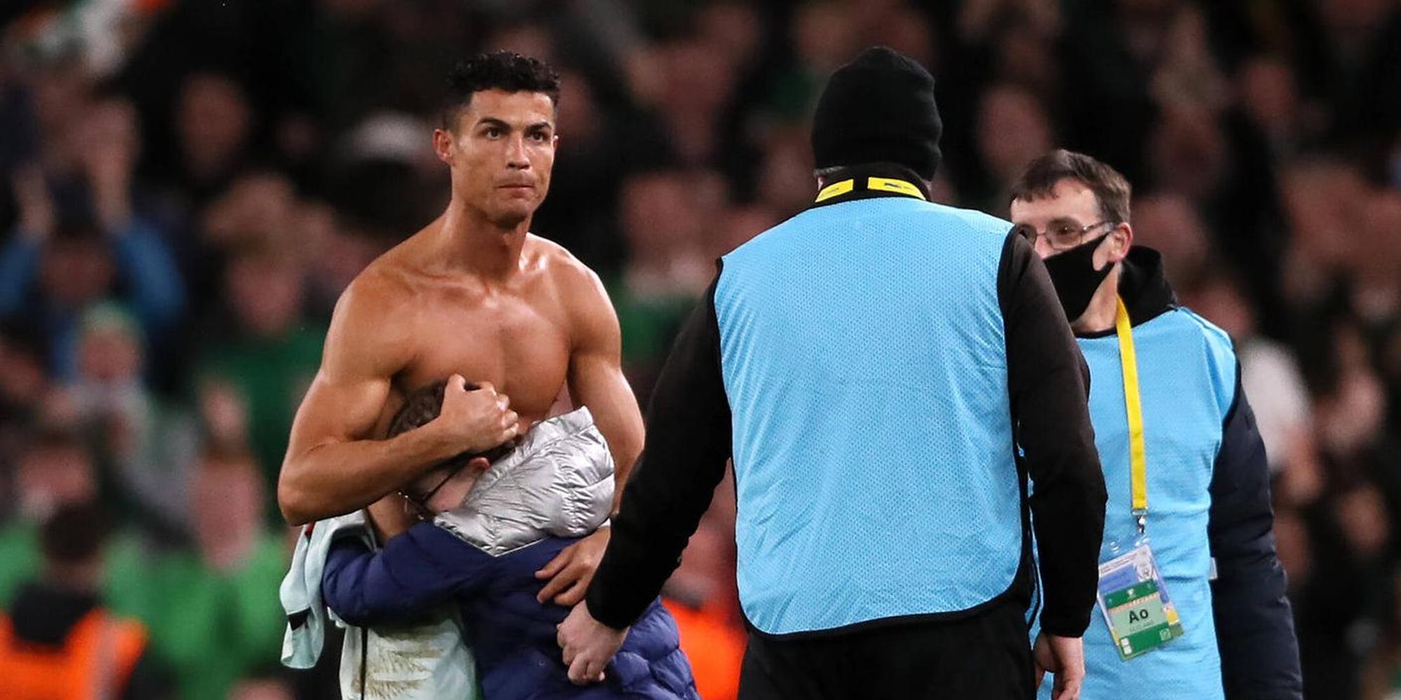 Ronaldo hält einen Fan in den Ar