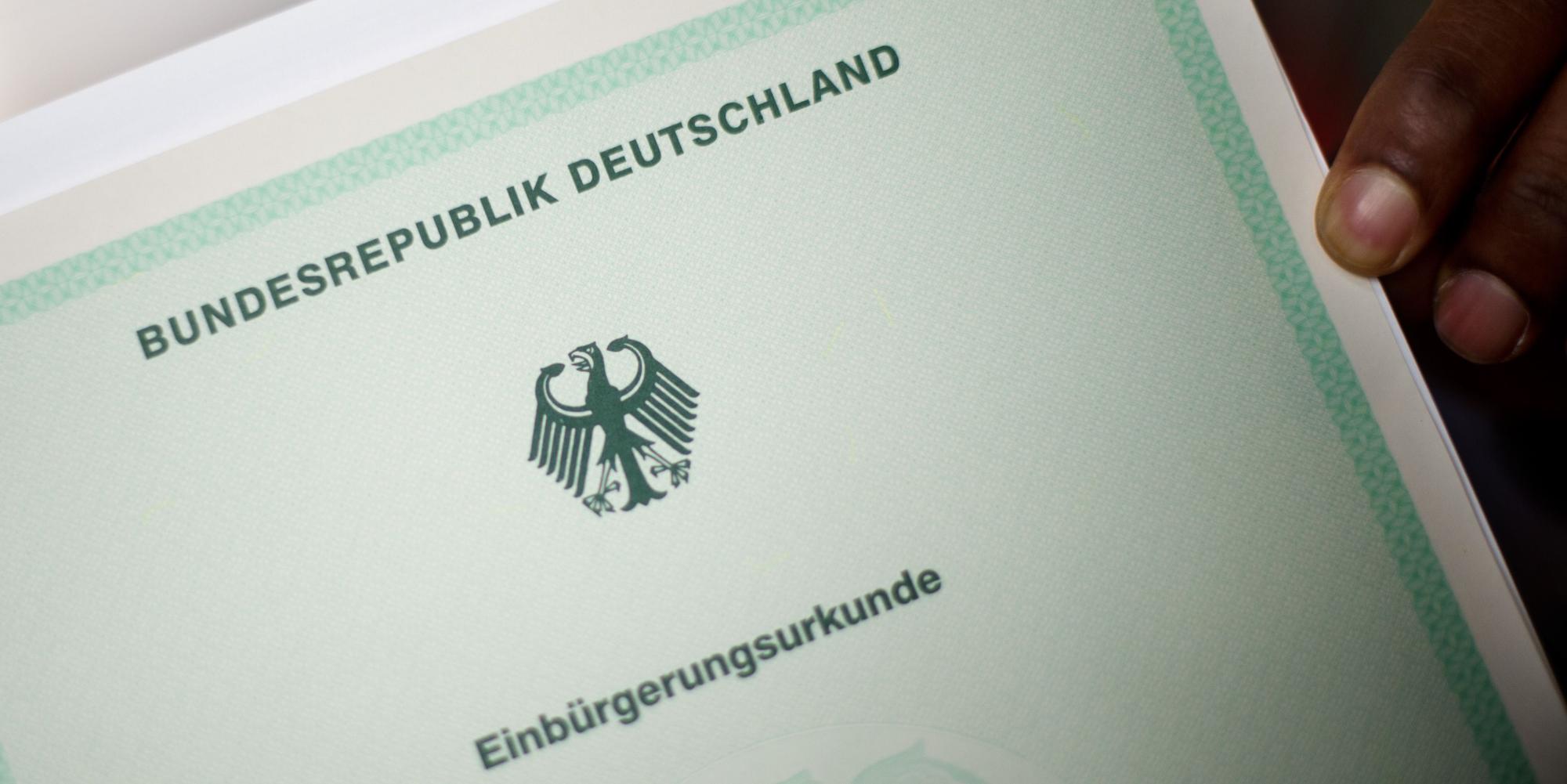 Einbürgerungsurkunde 260416