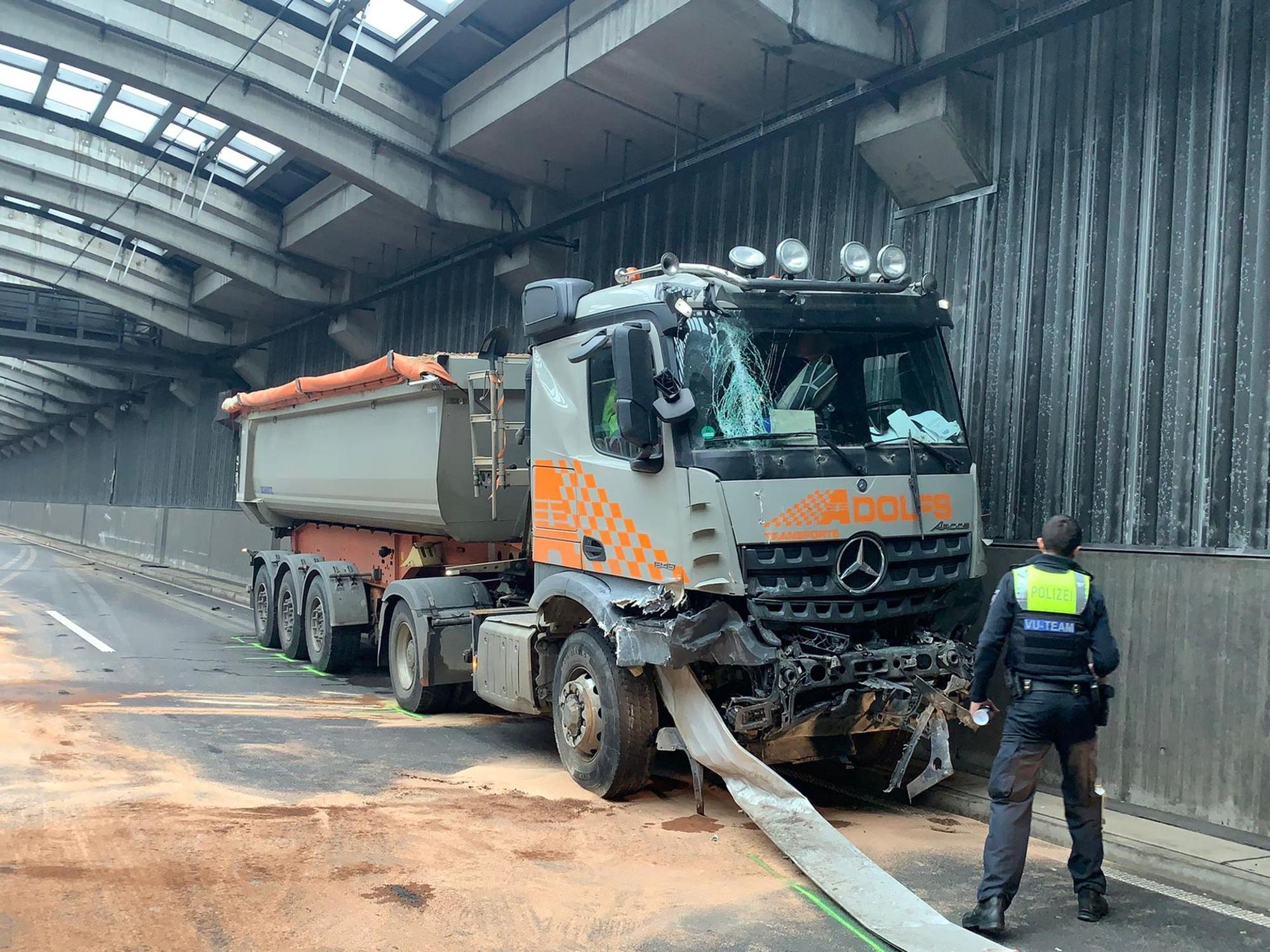 Unfall A1 Köln-Lövenich LKWjpg