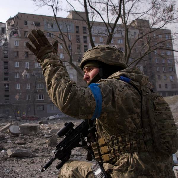 Soldat Ukraine Trümmer 1307