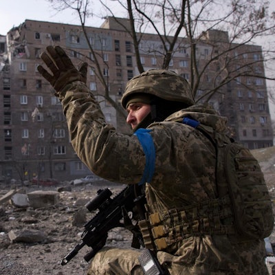 Soldat Ukraine Trümmer 1307