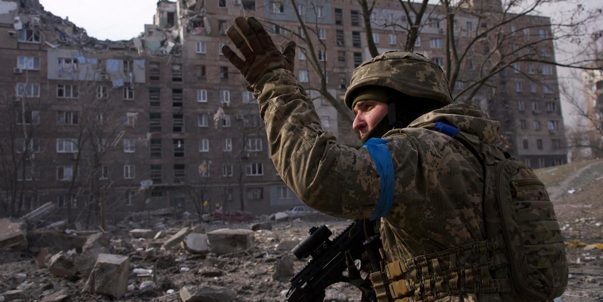 Soldat Ukraine Trümmer 1307