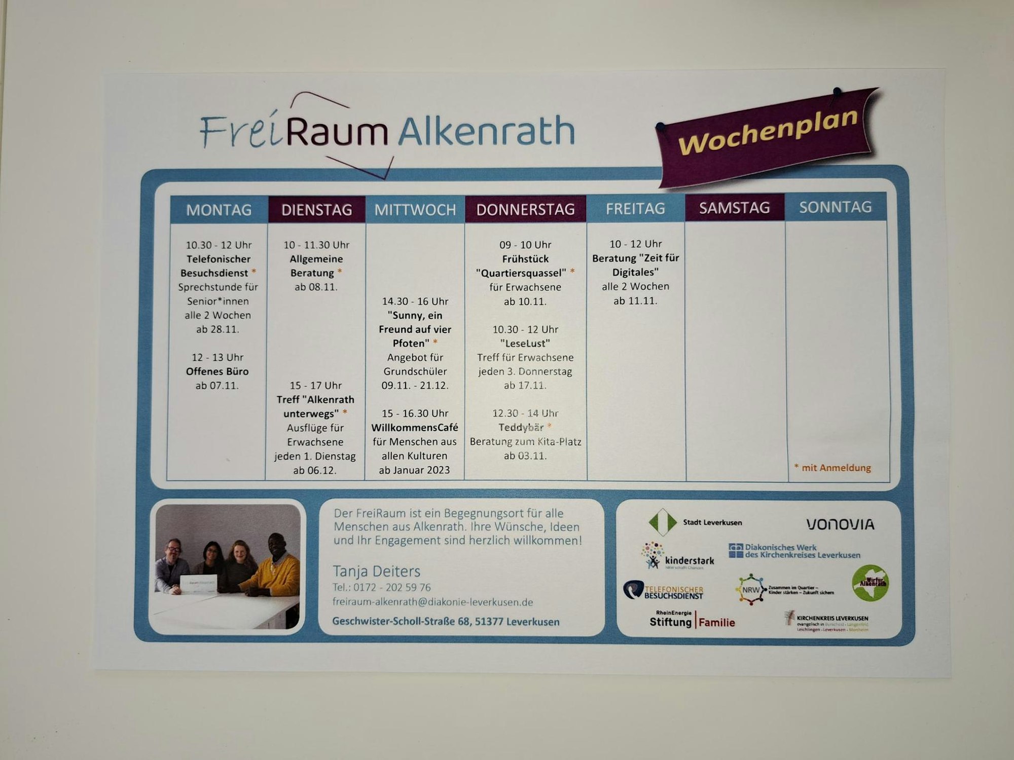 Der Wochenplan des „FreiRaum Alkenrath“ hängt an einer weißen Wand.