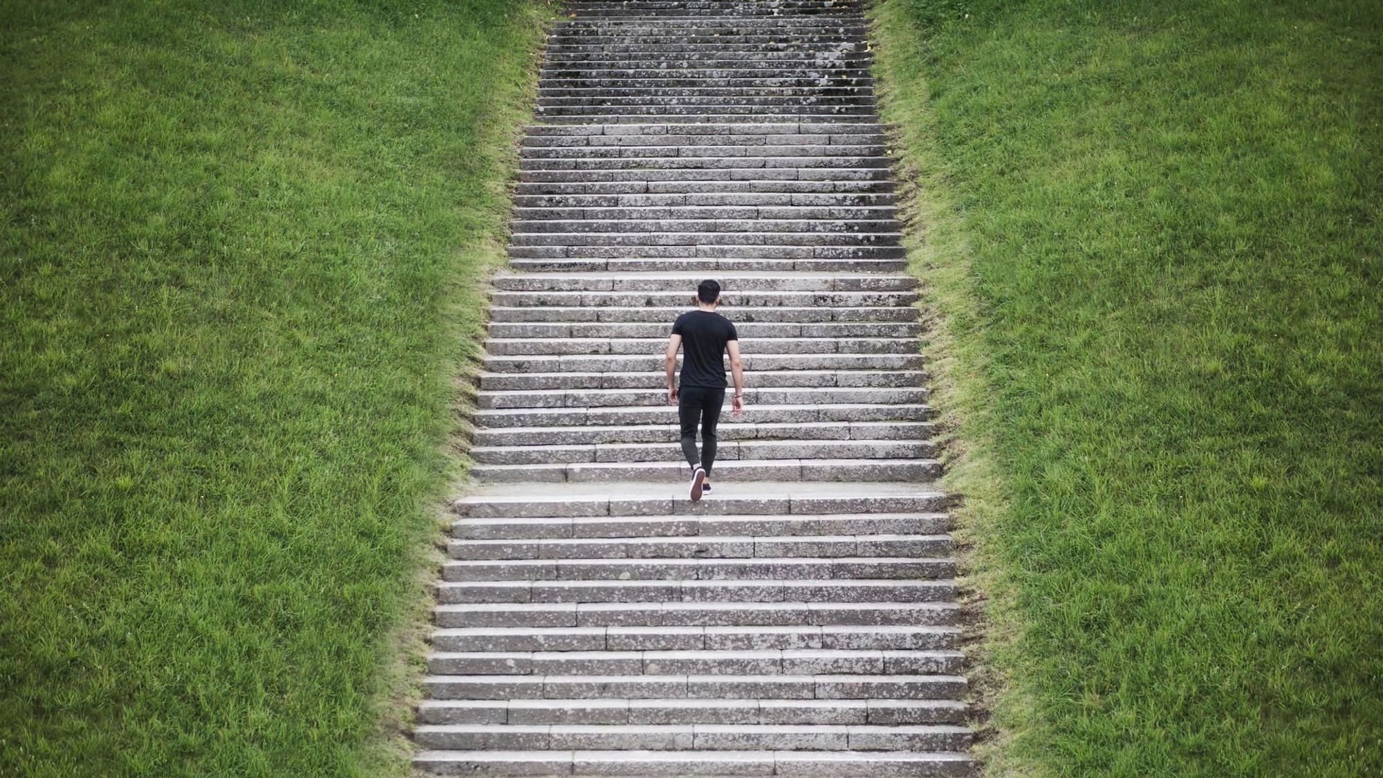Ein Mann geht eine Treppe hoch.
