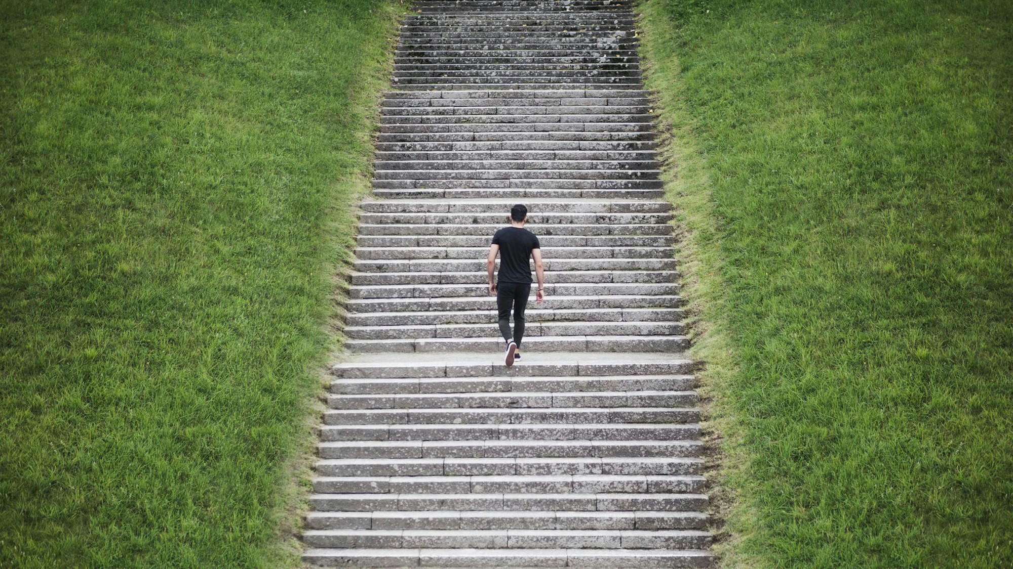 Ein Mann geht eine Treppe hoch.