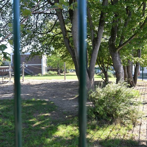 Ein Blick durch den Zaun auf das Gelämde der Grundschule In den Auen in Refrath.
