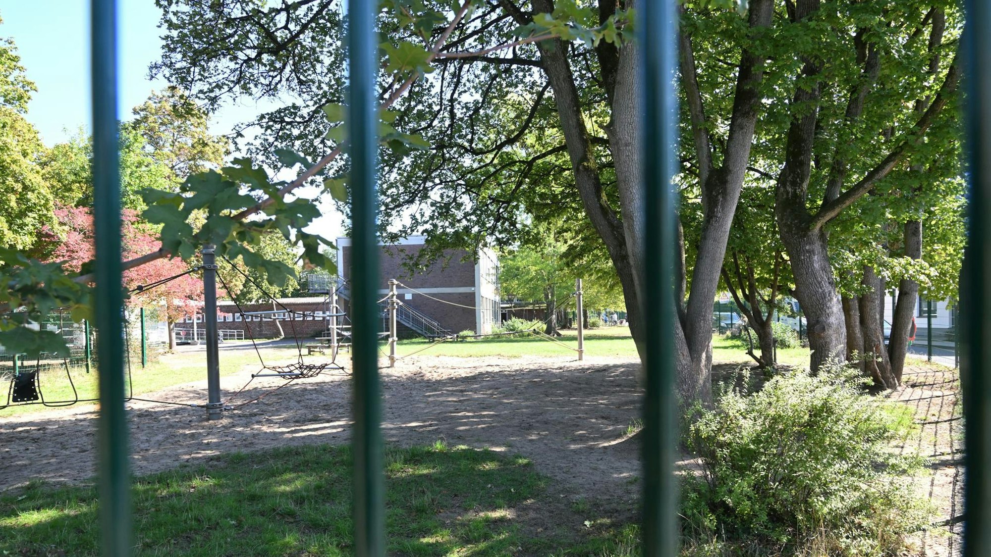 Ein Blick durch den Zaun auf das Gelämde der Grundschule In den Auen in Refrath.