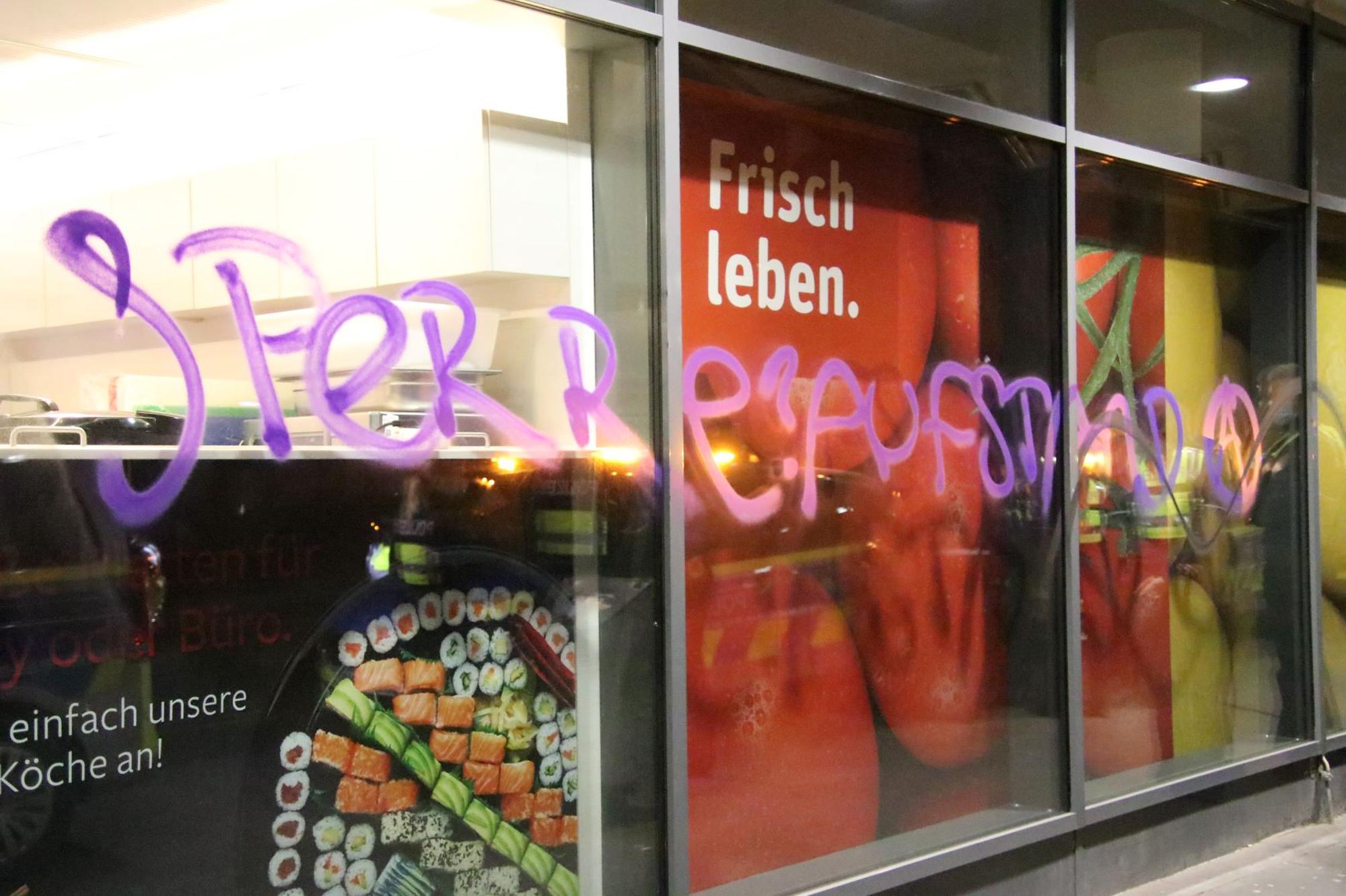 Polizei Großaufgebot Barbarossaplatz Koeln_12