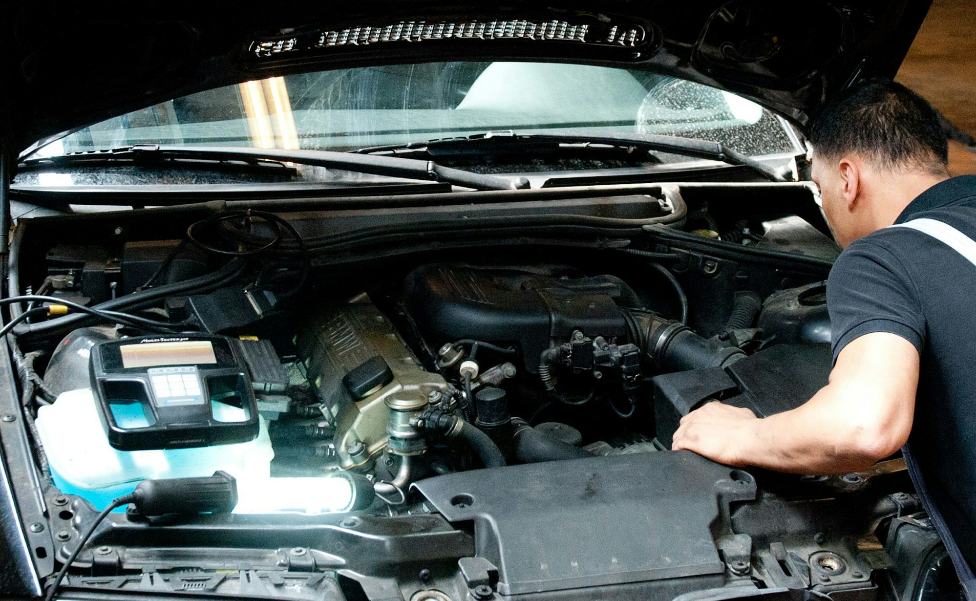 Reparatur im Motorraum