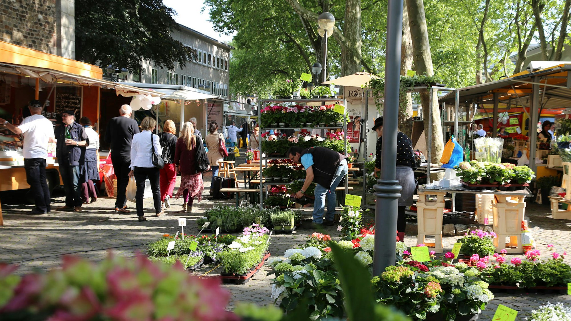 Besucher auf einem Wochenmarkt