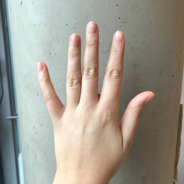 Linke Hand einer Frau