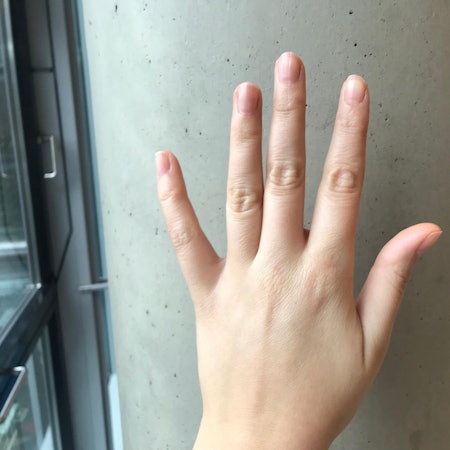 Linke Hand einer Frau