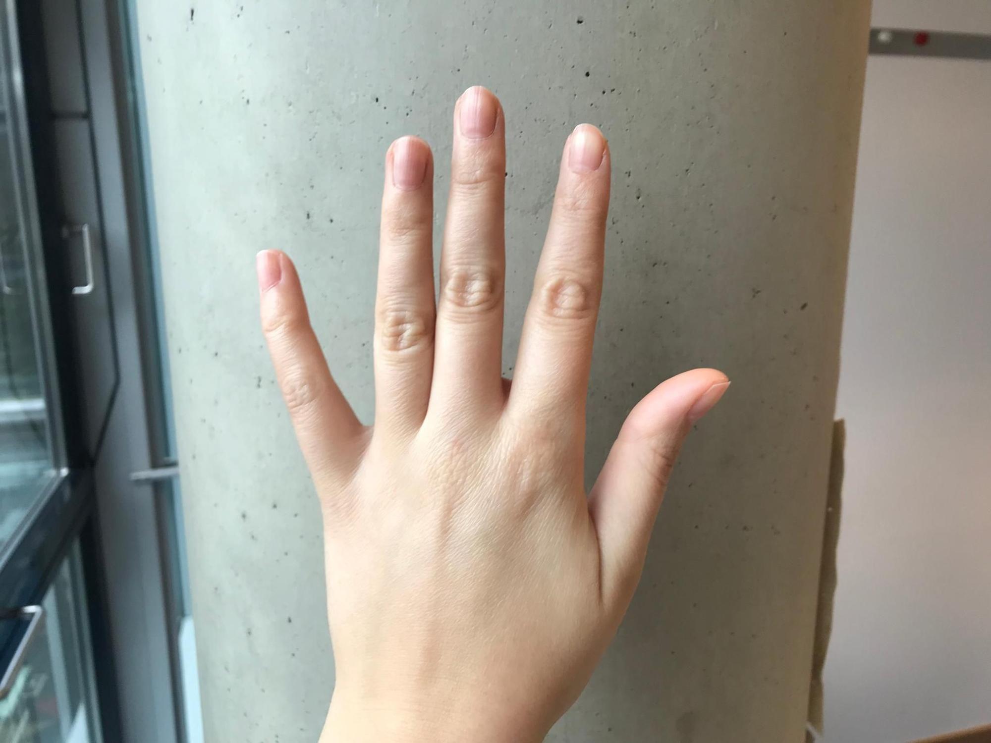 Linke Hand einer Frau