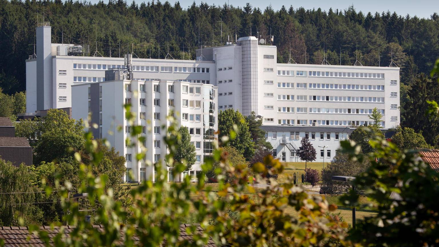 Das Krankenhaus Waldbröl aus der Ferne fotografiert.