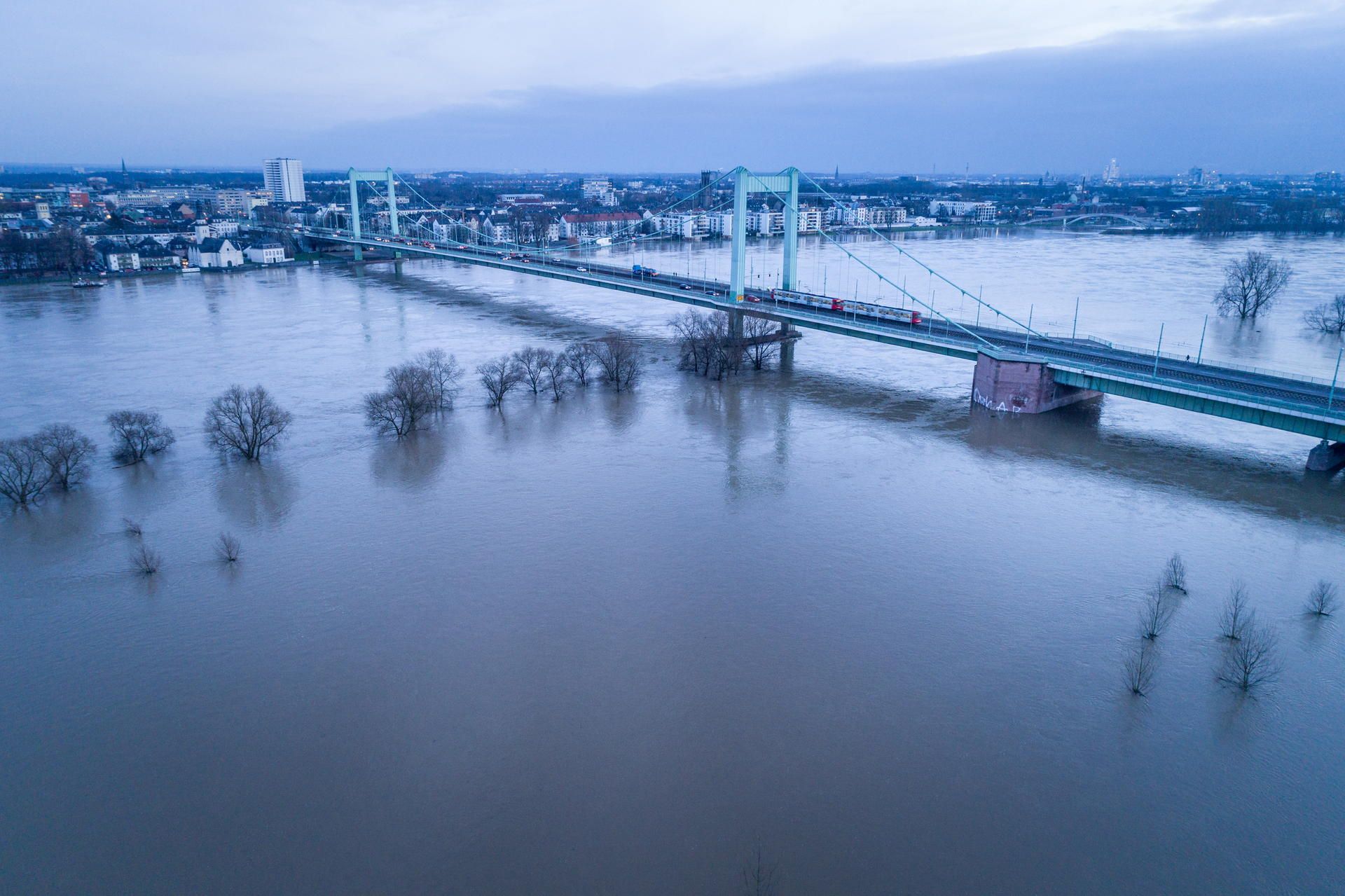 Mülheimer Brücke im Hochwasser