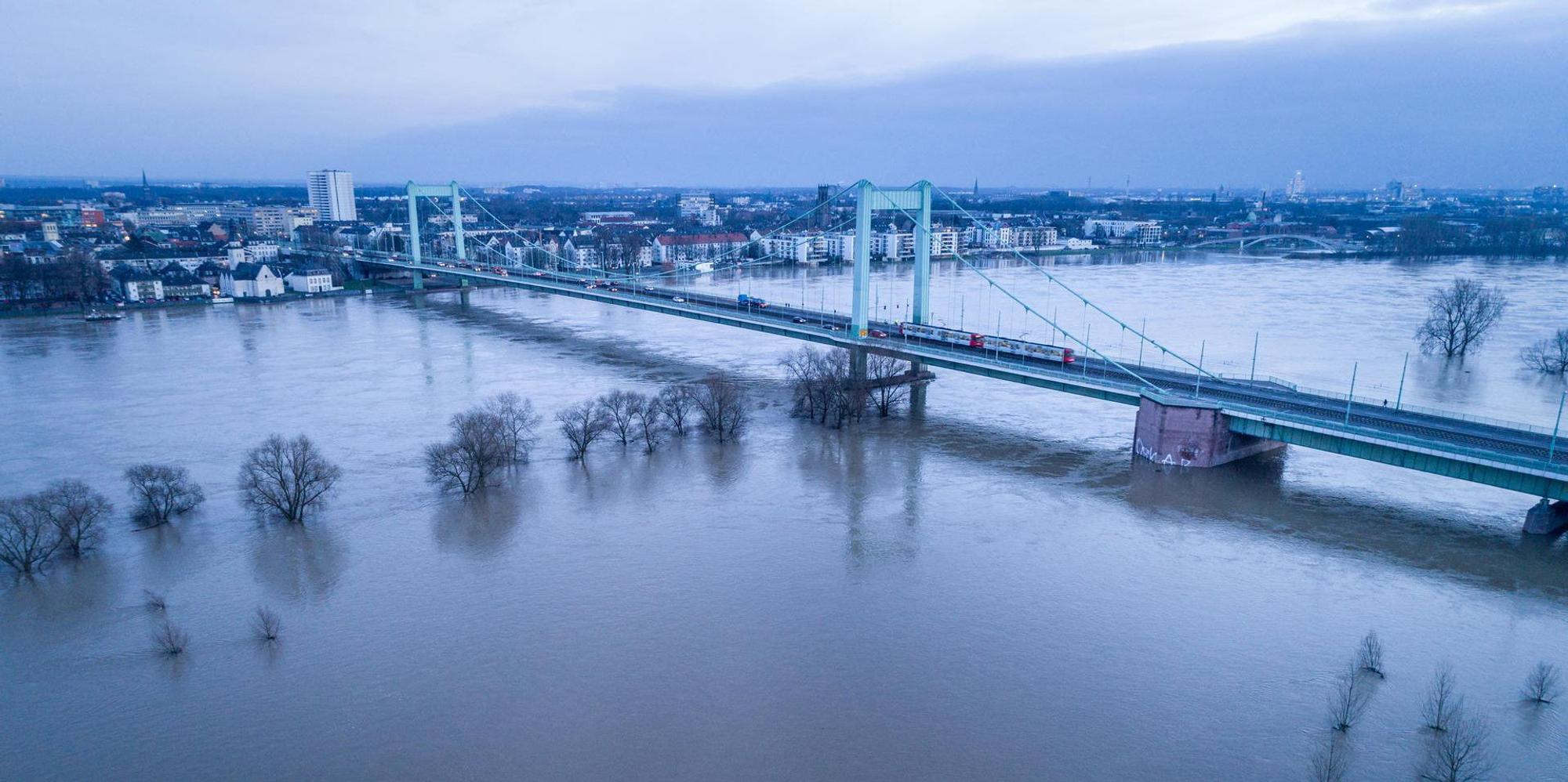 Mülheimer Brücke im Hochwasser