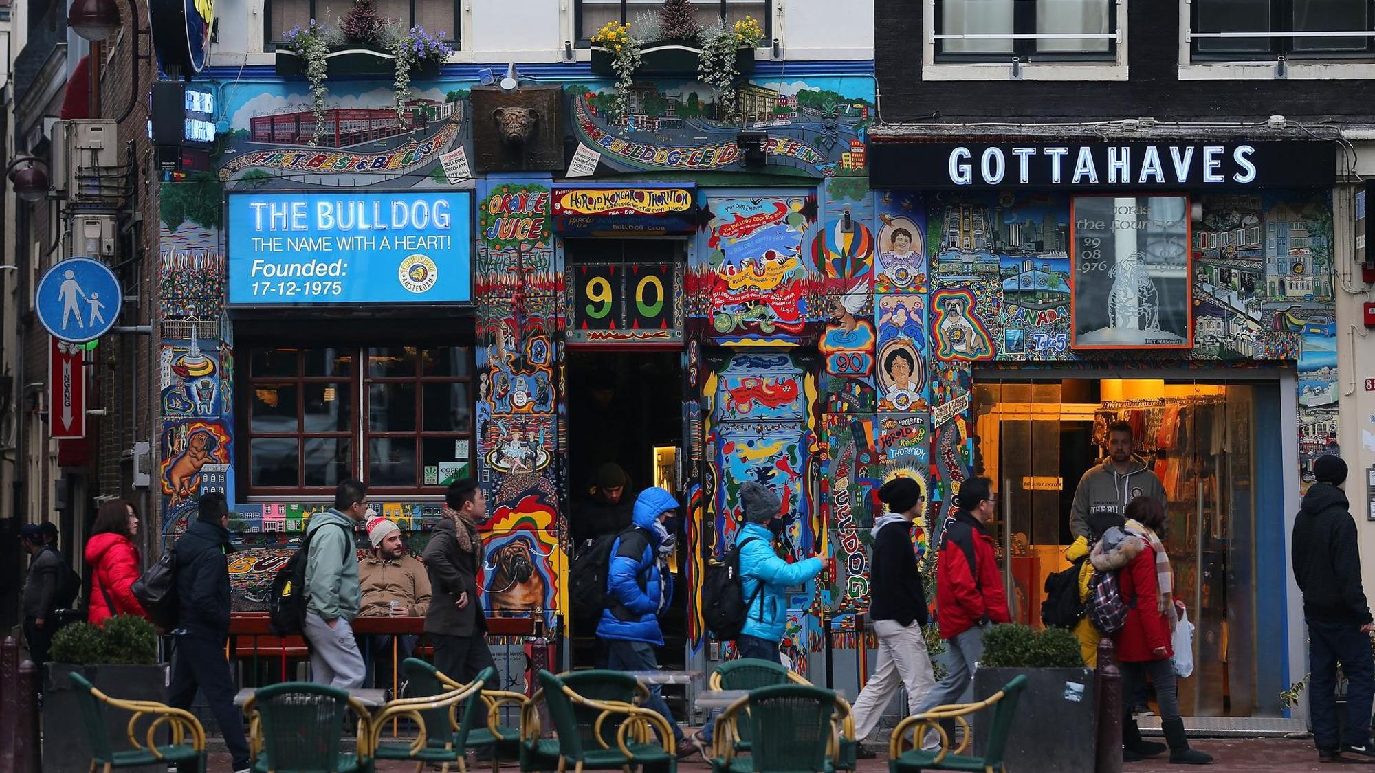 Menschen gehene Coffeeshops in Amsterdam vorbei.