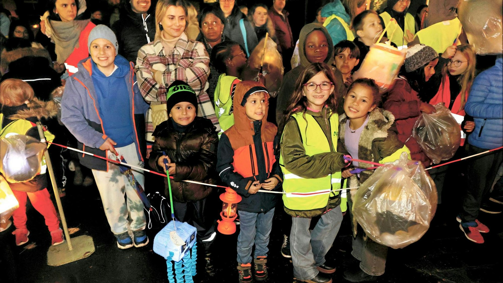 Kinder auf einem Martinsumzug.