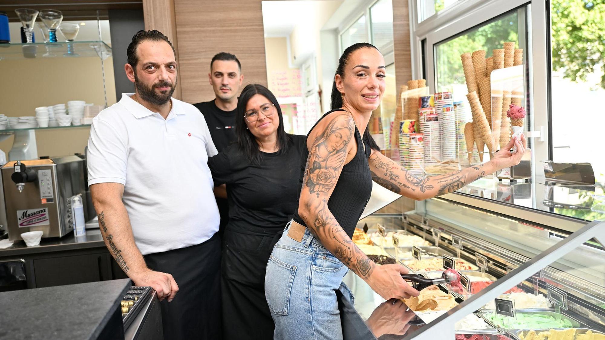 Die vier Betreiber des Eiscafés am Bahnhofsplatz stehen hinter der Eistheke.