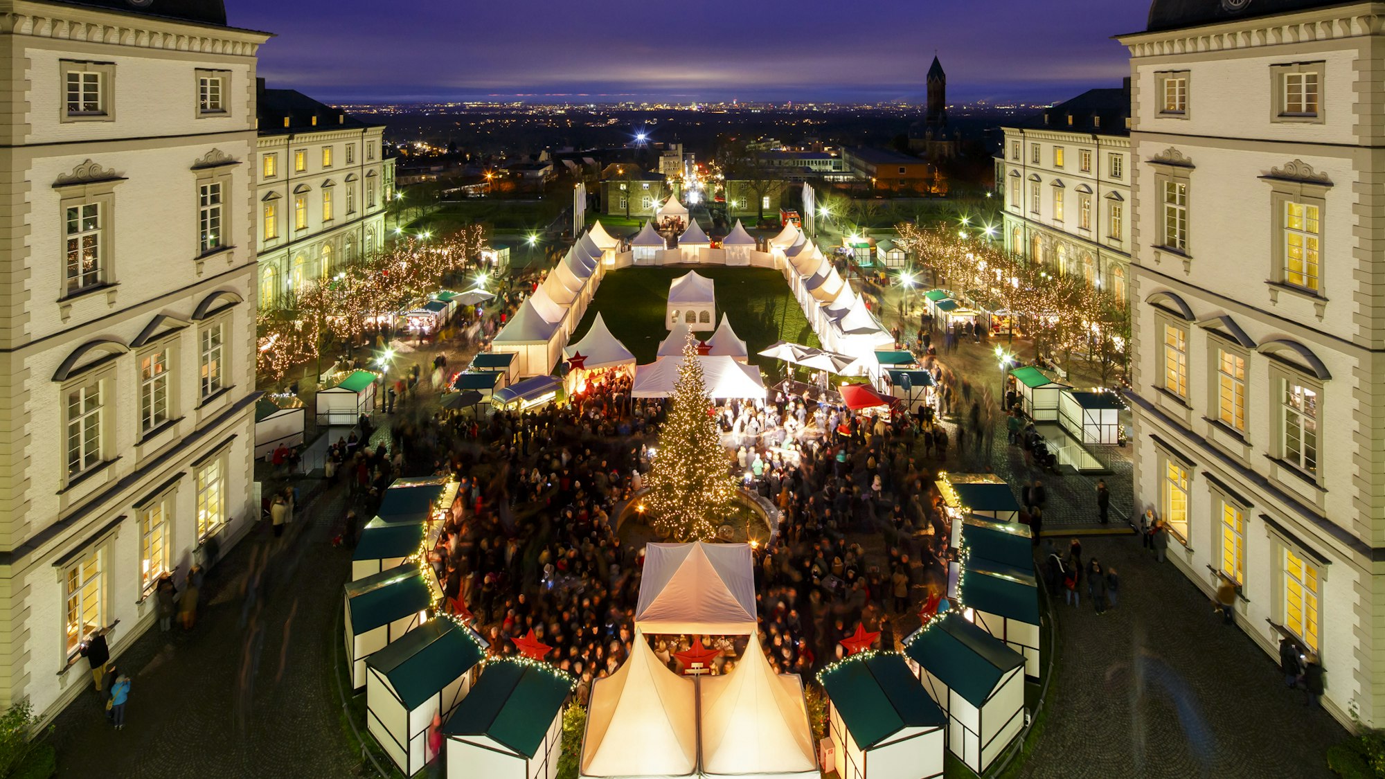 Weihnachtsmarkt der Unikate im Innenhof von Schloss Bensberg. (Archivbild)