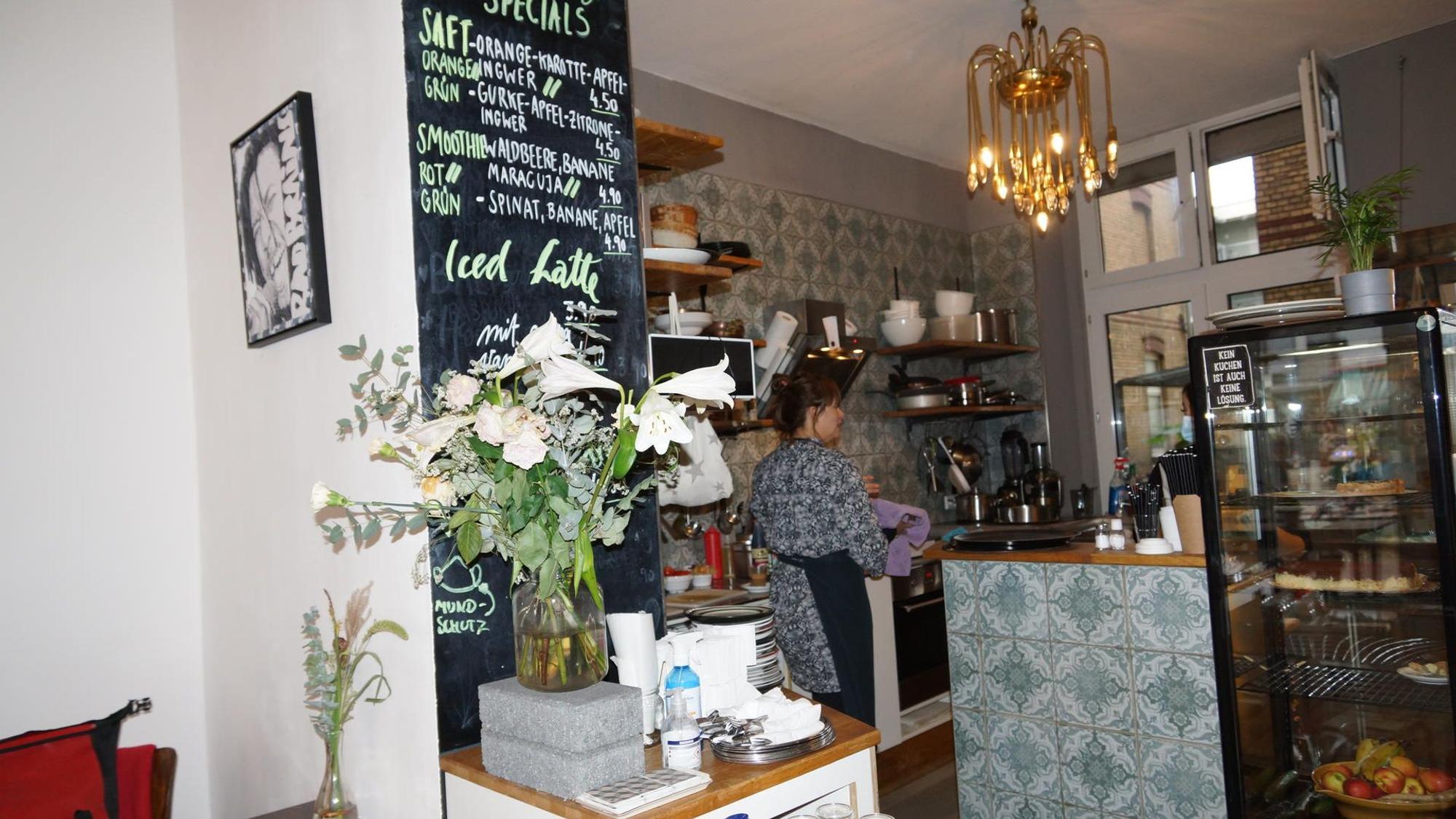 Das Café Schwesterherz von innen mit Retro-Einrichtung