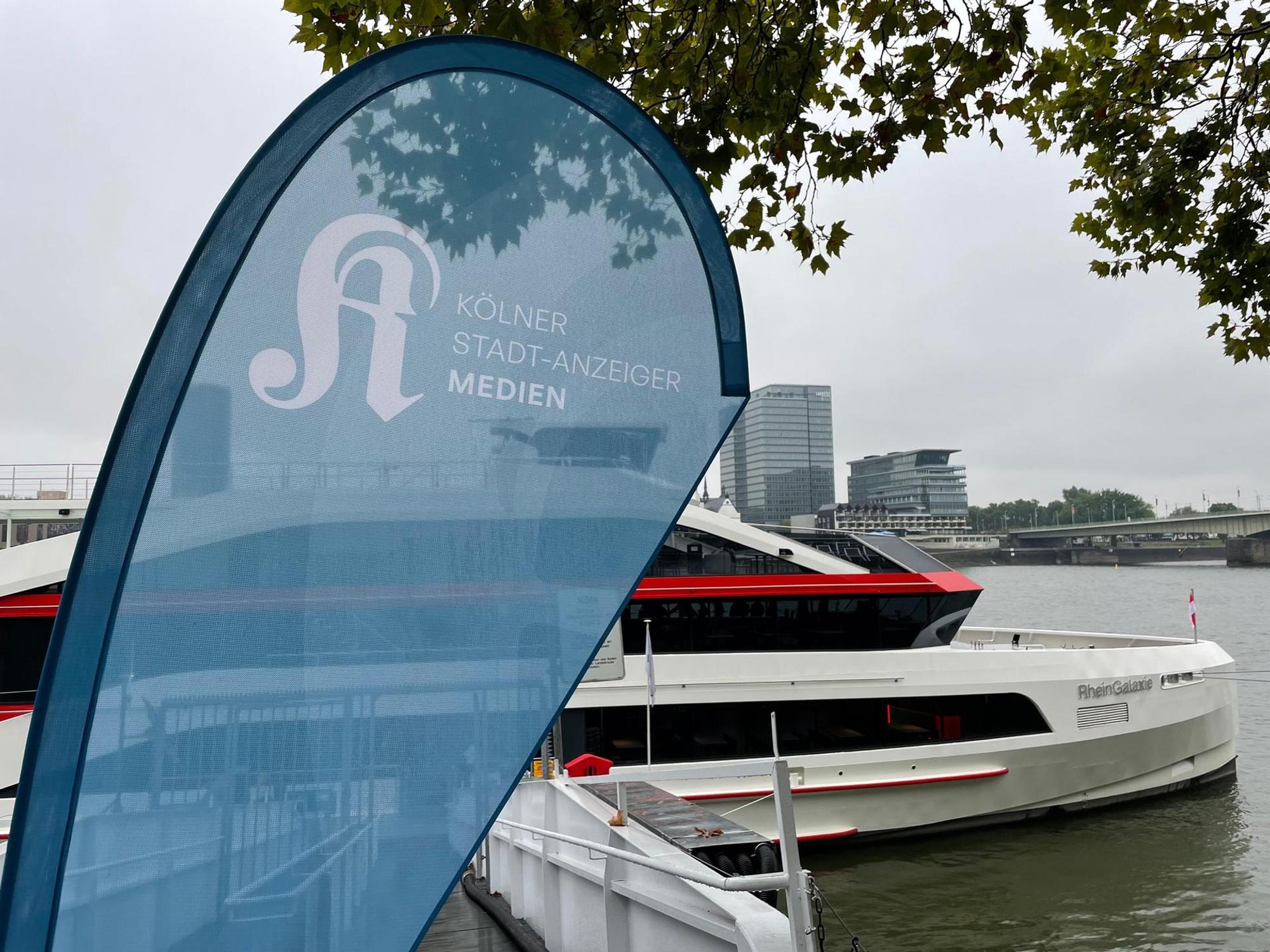 Wirtschaftsnacht Boot Fahne 1 140922 (1)