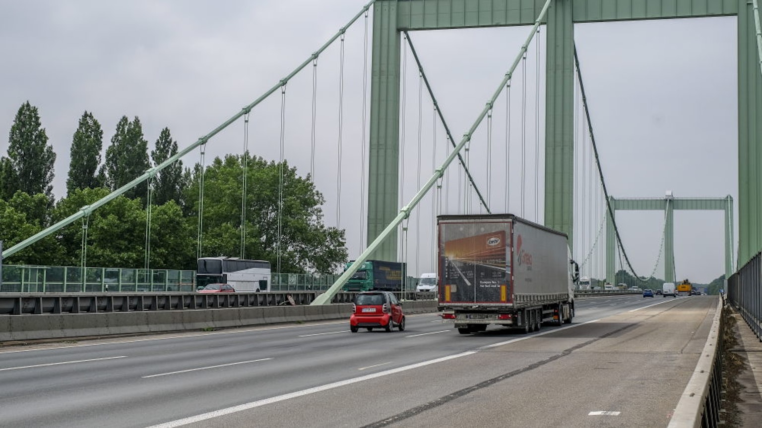 Ein Lkw und ein Kleinwagen fahren über die Rodenkirchener Brücke.