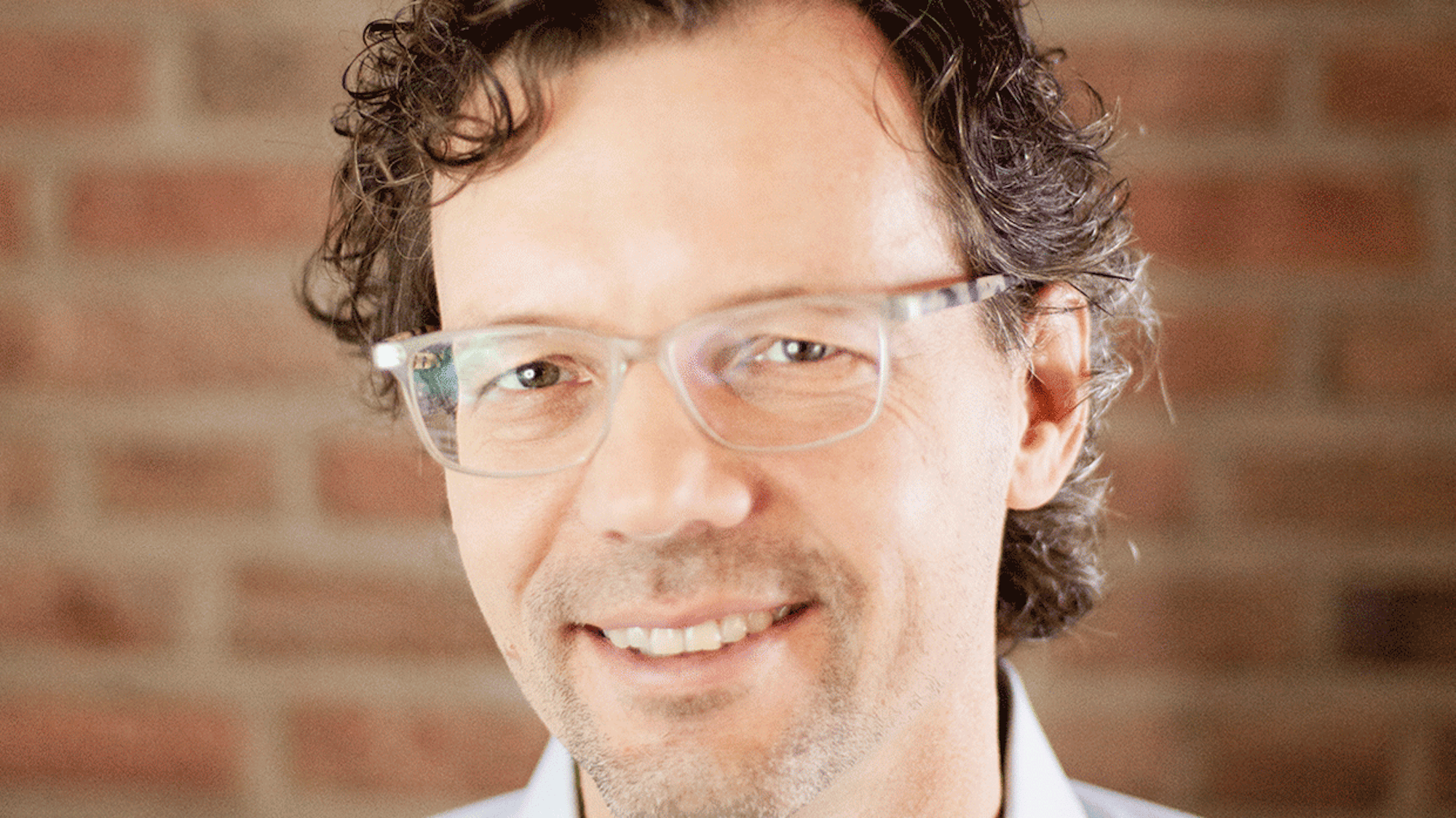 Das Bild zeigt den Kölner Kinder- und Jugendarzt Marc Neukirch