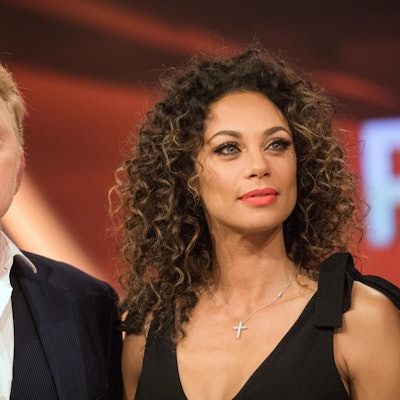 Boris Becker und Lilly Becker schauen in die Ferne.
