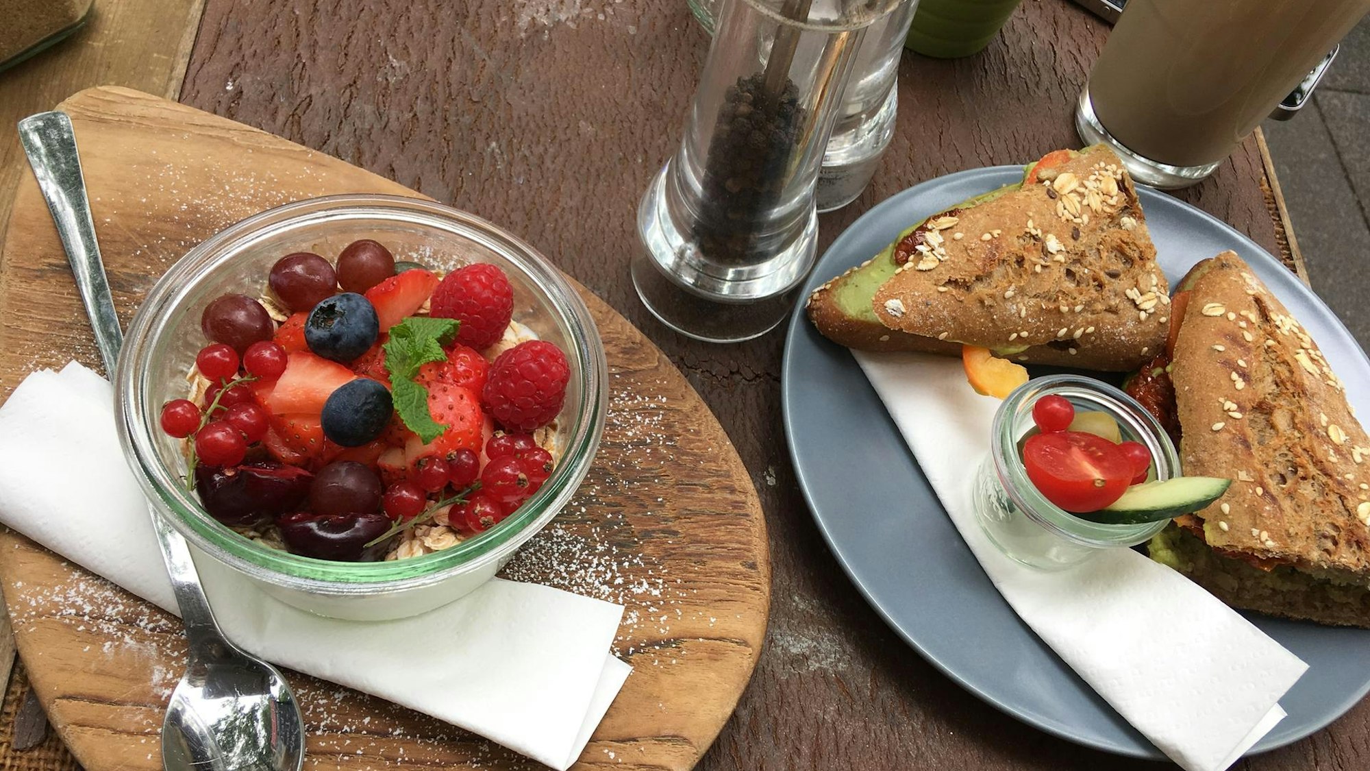 Speisen auf einem Tisch des Südgold,