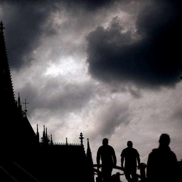 Dunkle Wolken Kölner Dom dpa