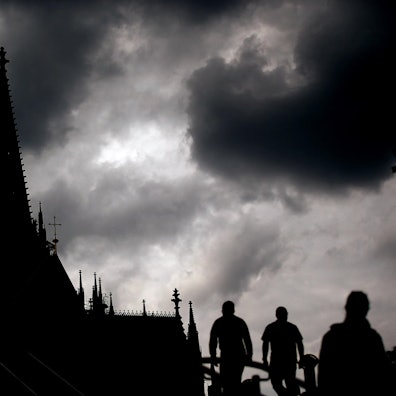 Dunkle Wolken Kölner Dom dpa