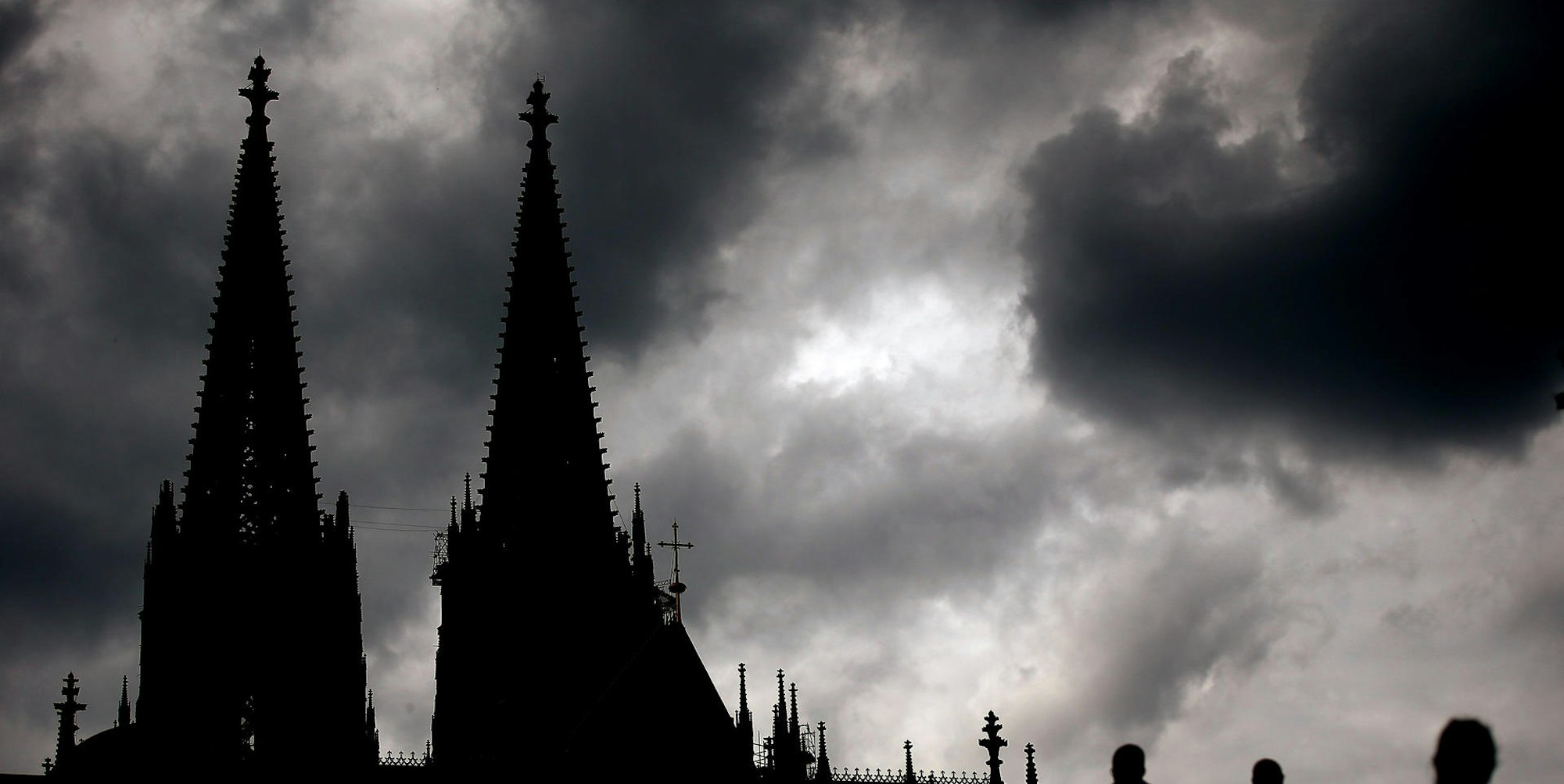 Dunkle Wolken Kölner Dom dpa