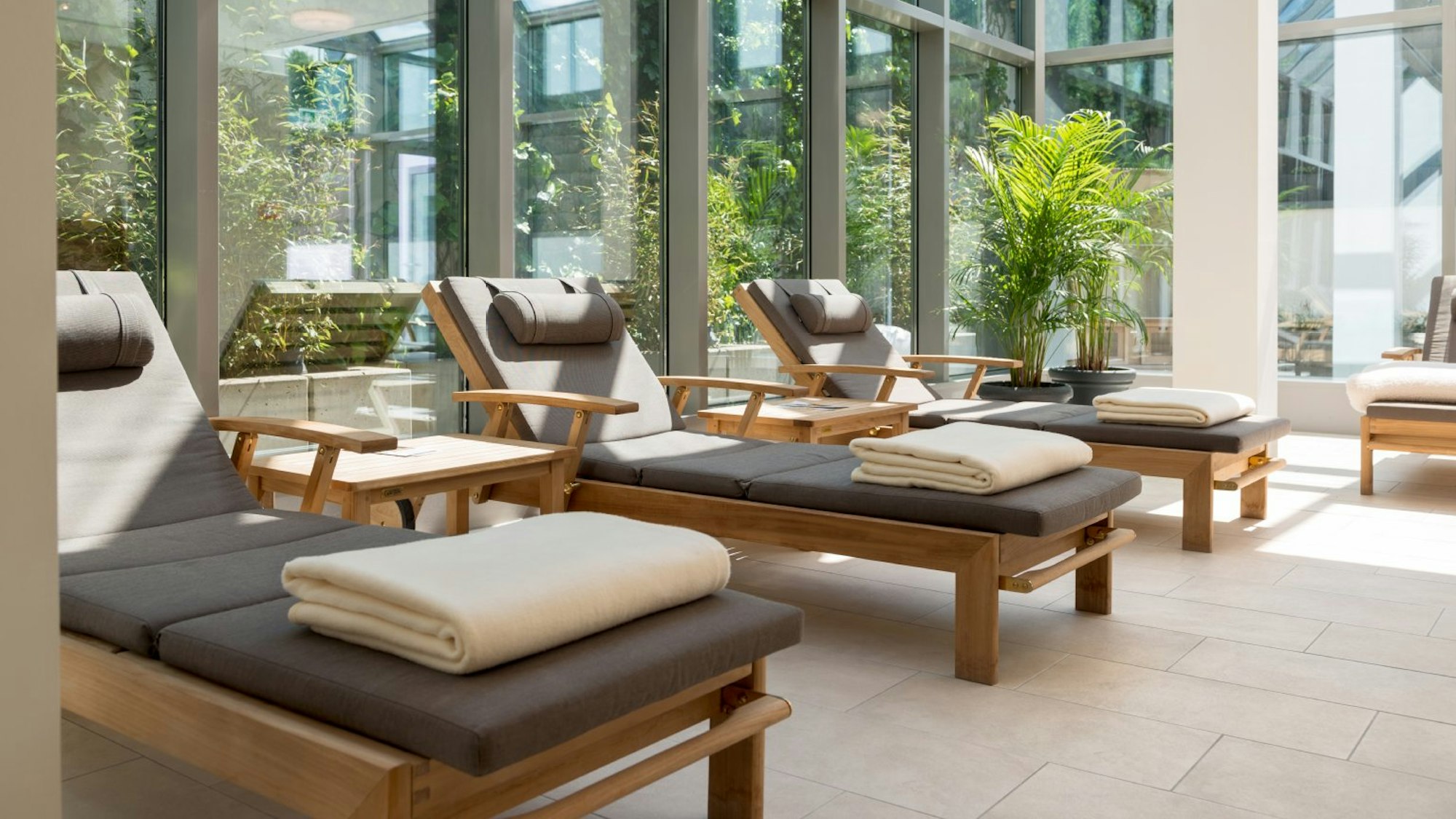 Ruheraum mit Liegen und Decken