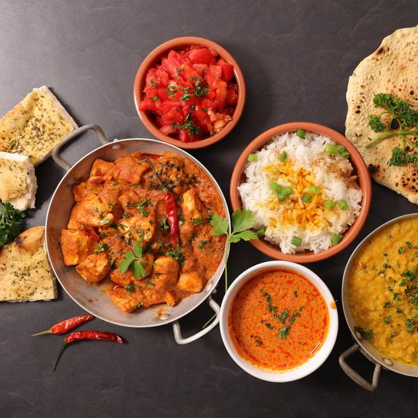 Indisches Essen in verschiedenen Gefäßen.
