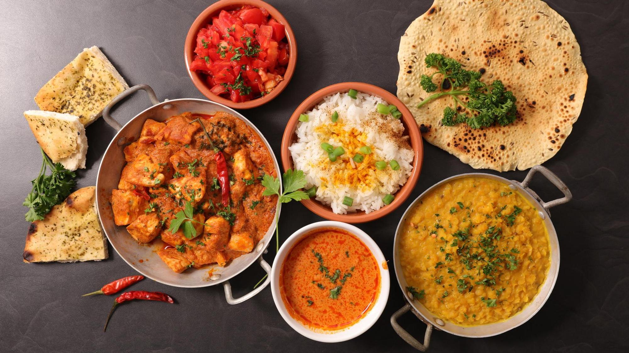 Indisches Essen in verschiedenen Gefäßen.