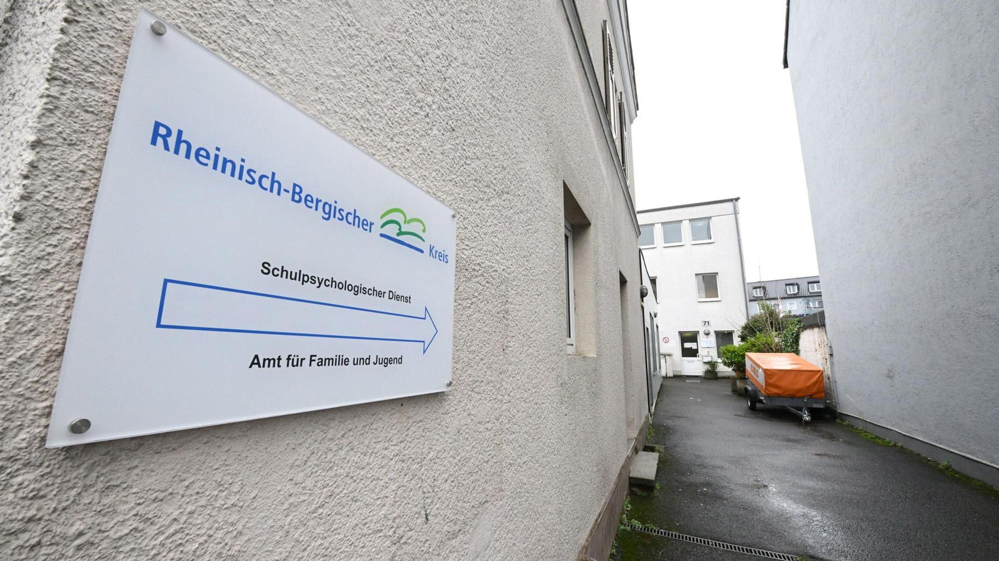 In einem Hinterhof an der unteren Hauptstraße in Bergisch Gladbach, zwischen Spielhallen und einem Imbiss, residiert die Elterngeldstelle.