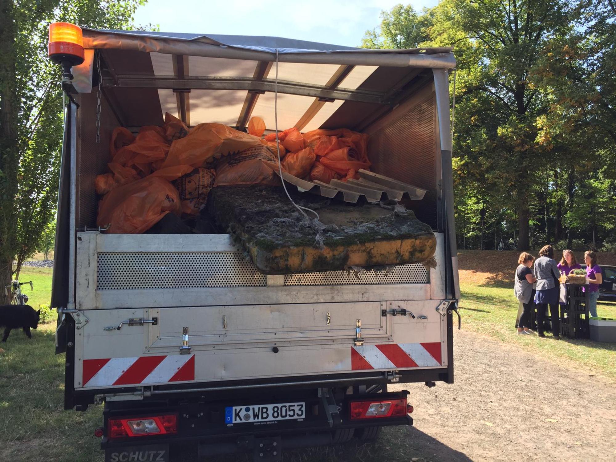 Müll vom Rheinufer im Transporter