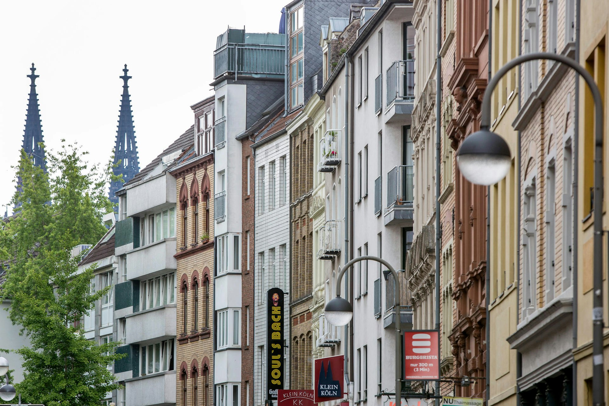 Wohnen in Köln: Straßenzug, im Hintergrund der Dom