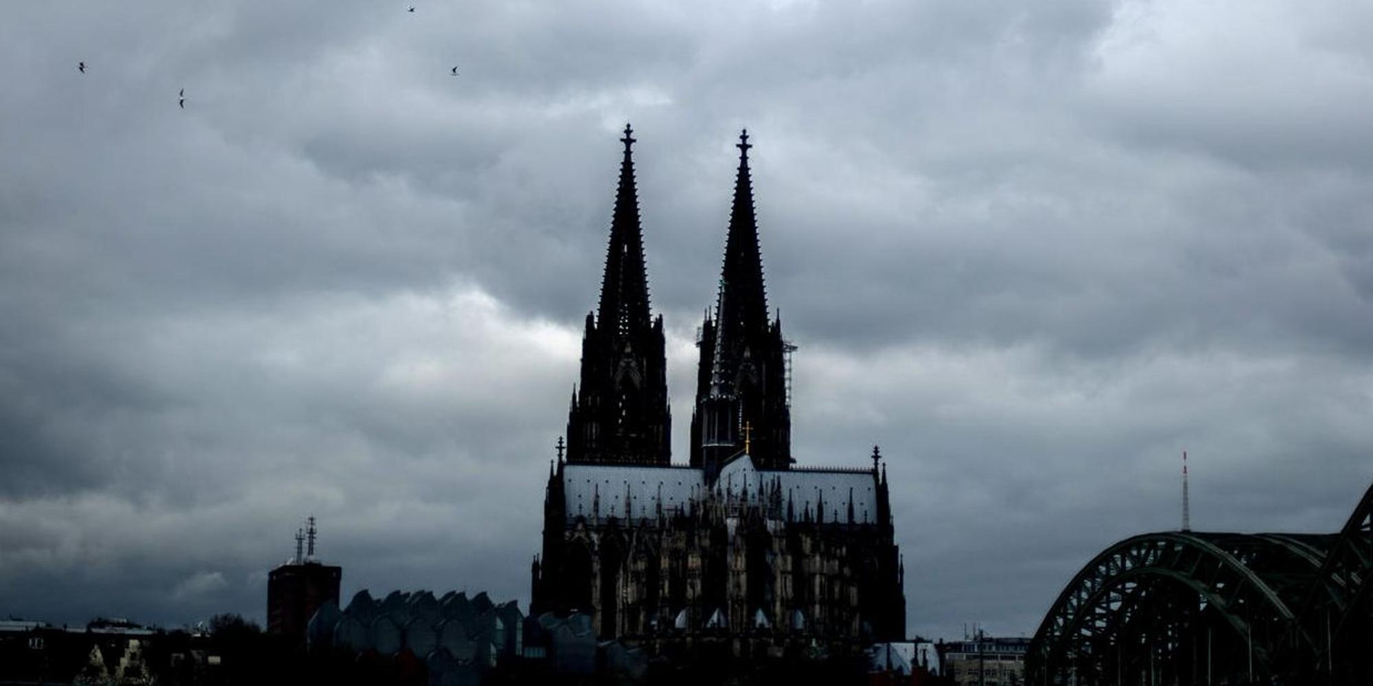 Dom dunkle Wolken dpa
