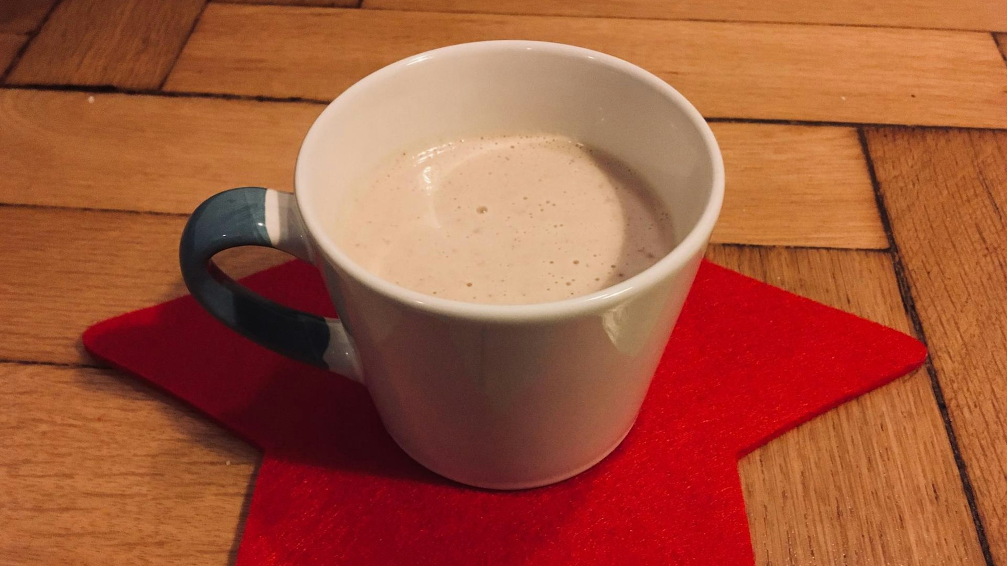 hellbraunes Getränk in einer Tasse
