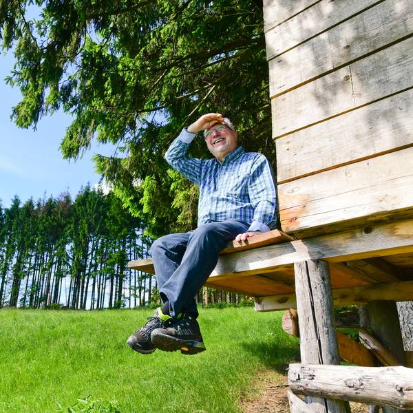 Promiwandern Willibert Pauels sitzt auf Hütte